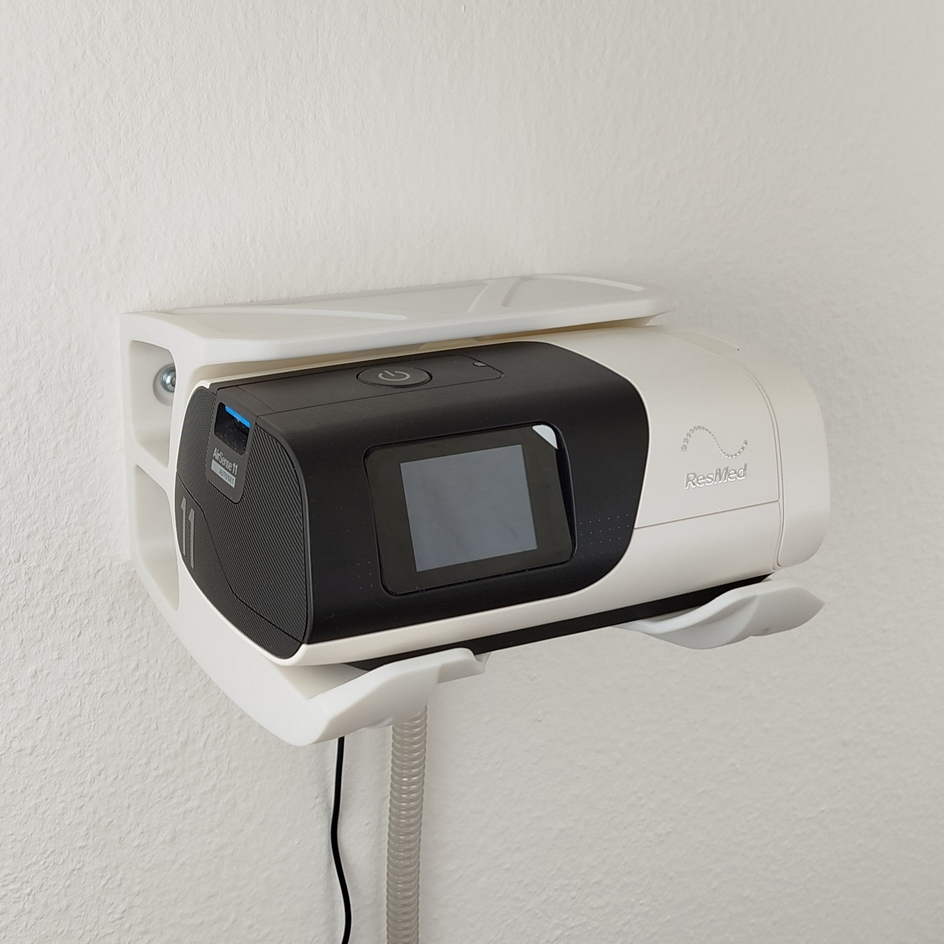 Wandhalterung für ResMed AirSense 11 | Premium Halterung inkl. Dübel u. Schrauben | perfekt für Schlafzimmer u. Wohnmobil