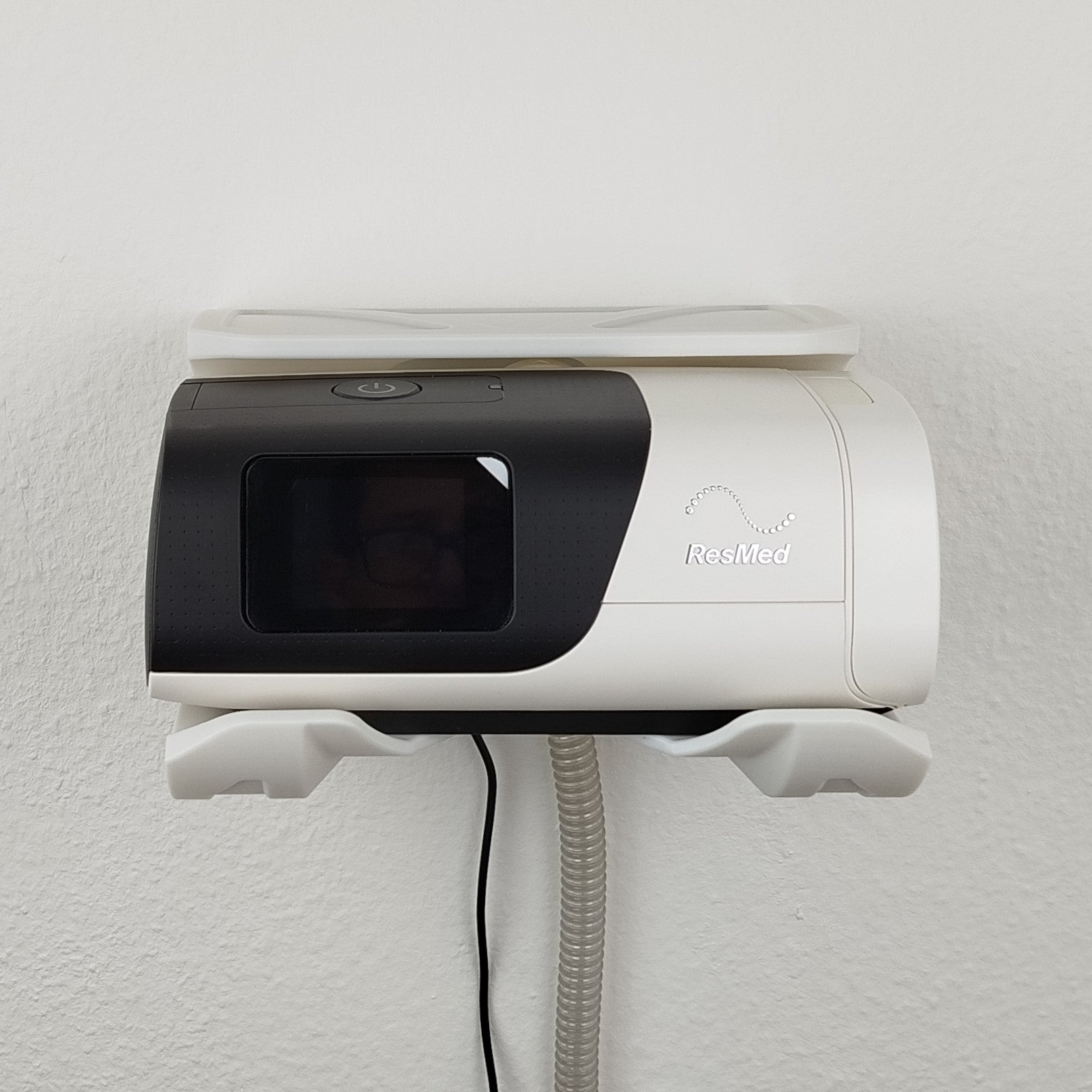 Wandhalterung für ResMed AirSense 11 | Premium Halterung inkl. Dübel u. Schrauben | perfekt für Schlafzimmer u. Wohnmobil