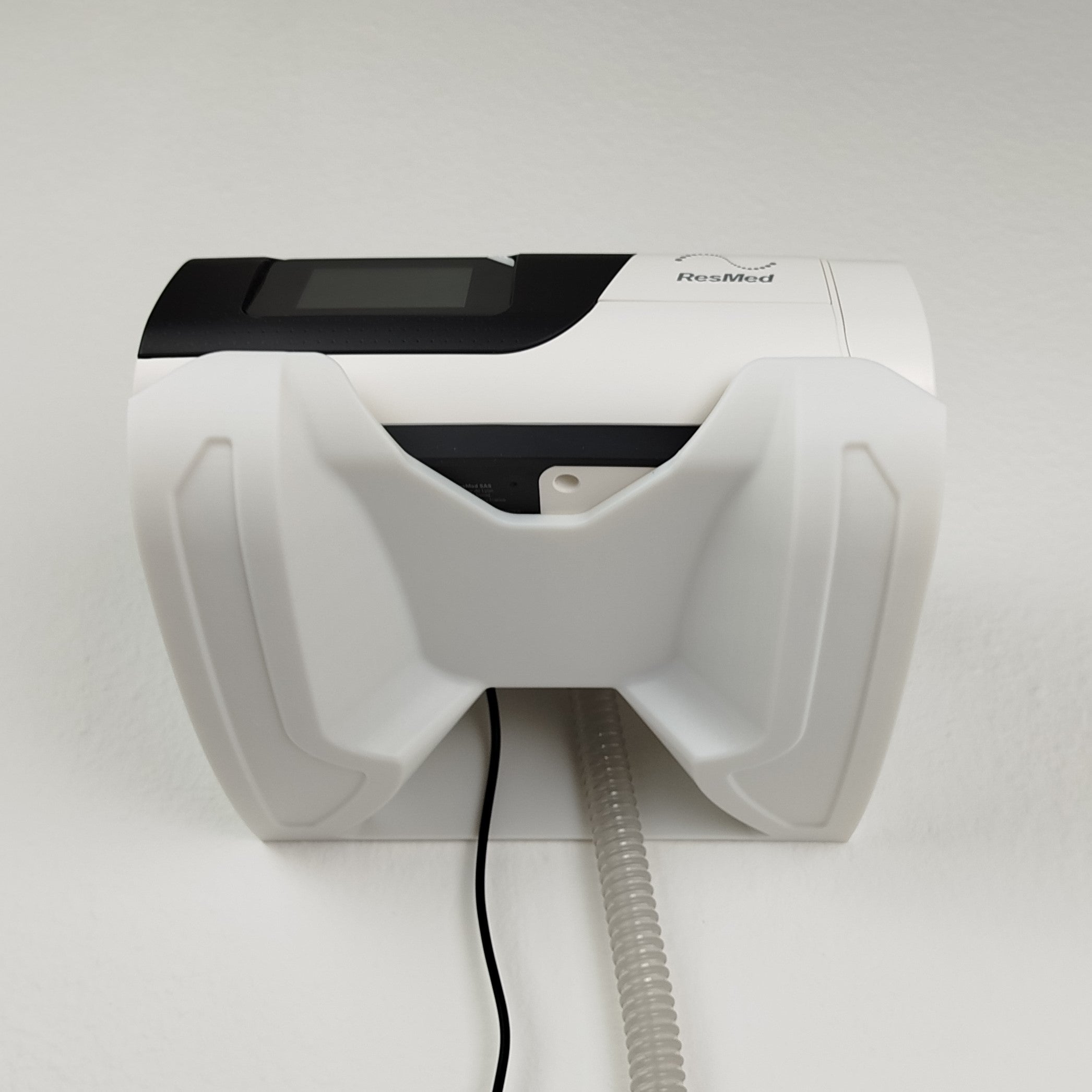 Wandhalterung für ResMed AirSense 11 | Premium Halterung inkl. Dübel u. Schrauben | perfekt für Schlafzimmer u. Wohnmobil
