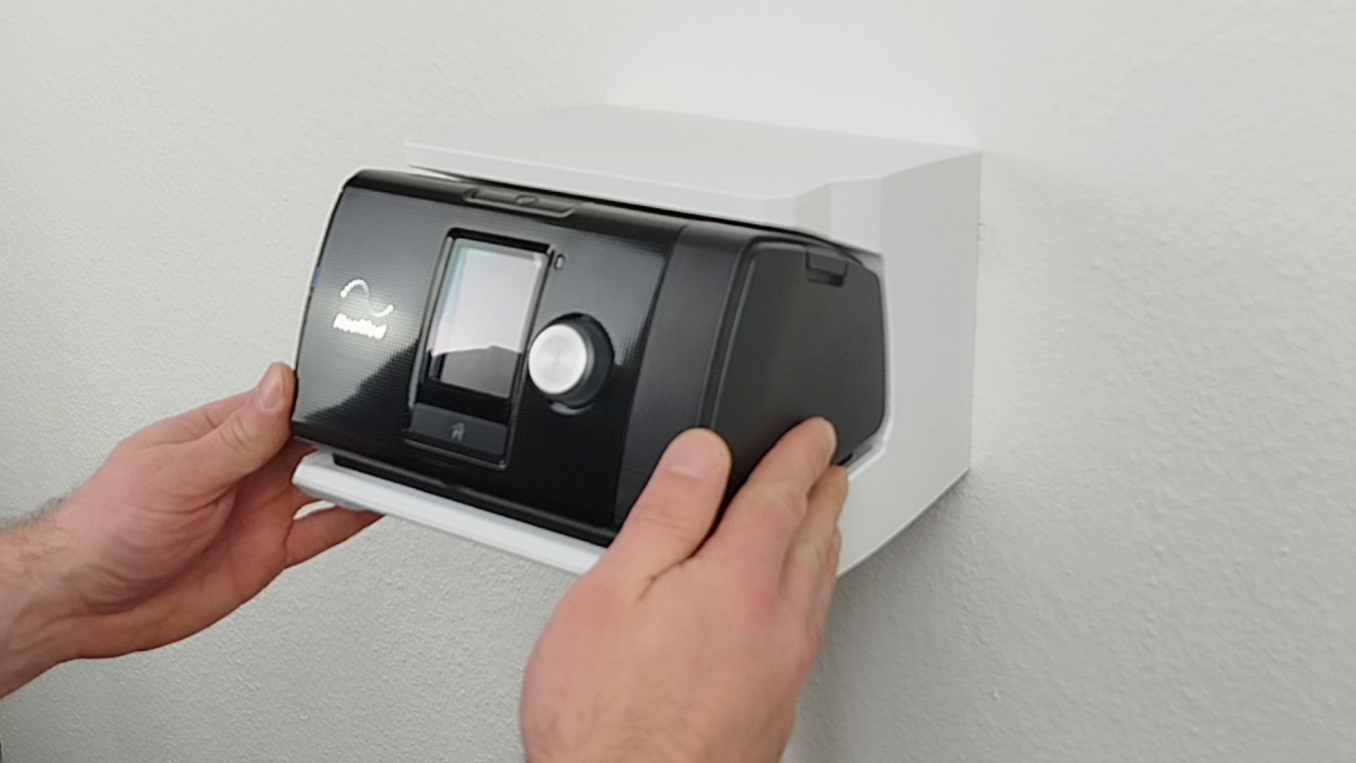 Produktvideo: ResMed AirSense 10 Wandhalterung – Montage und Anwendung